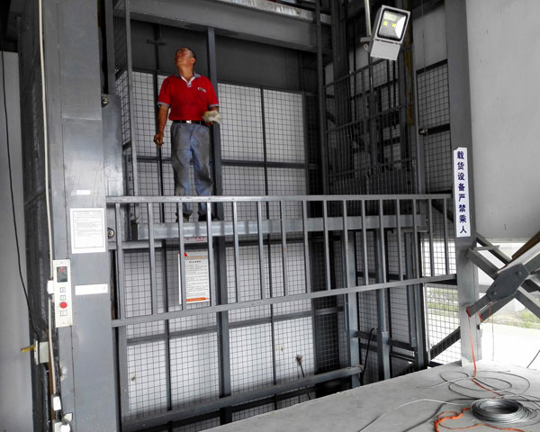 固定導軌式升降機